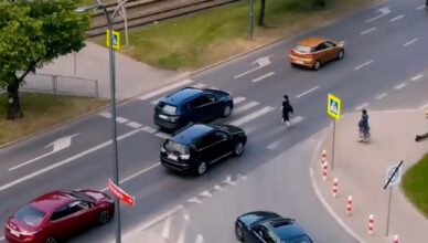 Niebezpieczne zdarzenia na przejściach dla pieszych w oku kamery policyjnego drona