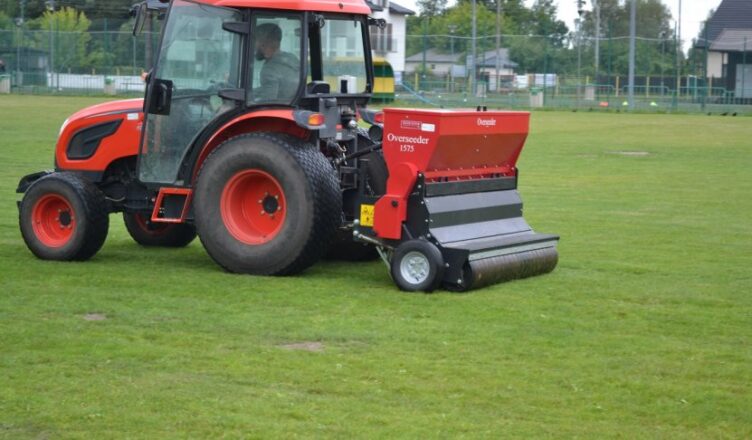 Tłuszcz - prace pielęgnacyjne na boisku