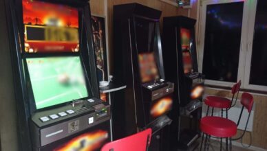 Nielegalnie działające automaty do gier zabezpieczone przez wyszkowskich policjantów i KAS