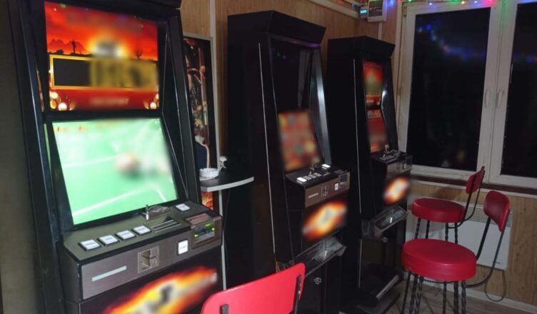 Nielegalnie działające automaty do gier zabezpieczone przez wyszkowskich policjantów i KAS