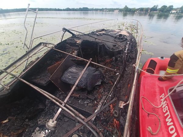 Pożar łodzi na Jeziorze Zegrzyńskim