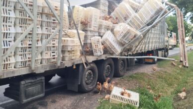 Zderzenie samochodu osobowego i dwóch ciężarówek