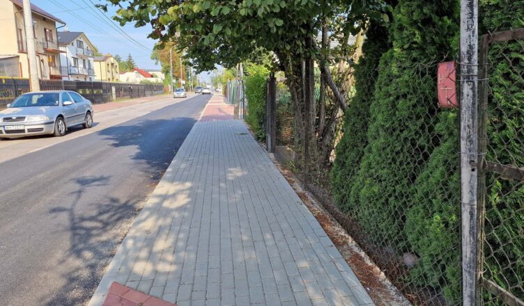 Chodnik przy Bandurskiego w Markach