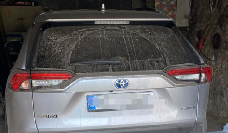 Policjanci zlikwidowali kolejną dziuplę samochodową. Odzyskali skradzione auto warte 25 000 euro.