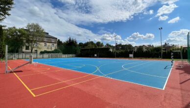 Zielonka: Kolorowe boisko przy Dwójce już na finiszu