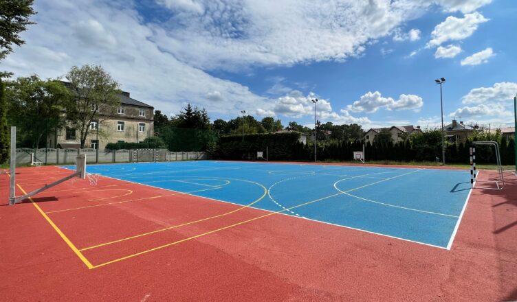 Zielonka: Kolorowe boisko przy Dwójce już na finiszu