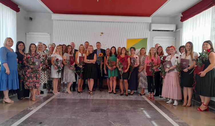 26. nauczycieli z Ząbek odebrało akty nadania stopnia awansu zawodowego na nauczyciela mianowanego