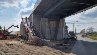 ZGKiM wykonuje prace przy budowie wiaduktu w Tłuszczu