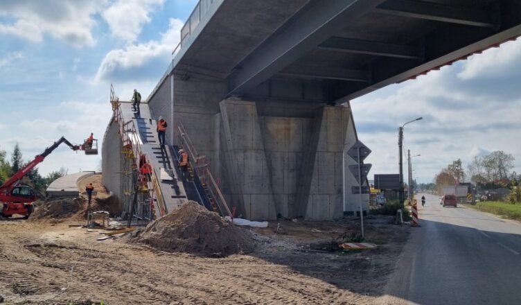 ZGKiM wykonuje prace przy budowie wiaduktu w Tłuszczu