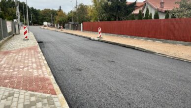 Zielonka - pierwsza warstwa asfaltu na ulicy Pustelnickiej