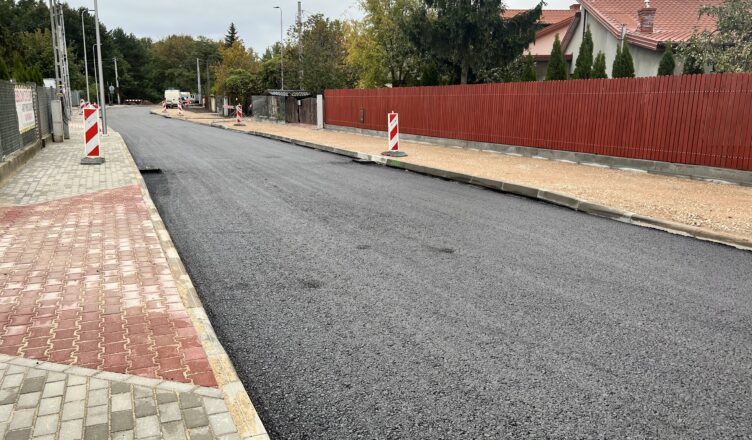 Zielonka - pierwsza warstwa asfaltu na ulicy Pustelnickiej