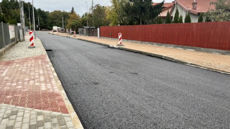 Zielonka - pierwsza warstwa asfaltu na ulicy Pustelnickiej