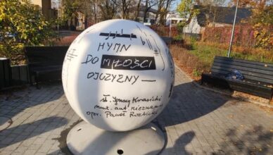 Kula dedykowana śp. Pawłowi Rozbickiemu, założycielowi i wieloletniemu dyrektorowi Prywatnej Szkoły Muzycznej I i II stopnia w Wołominie