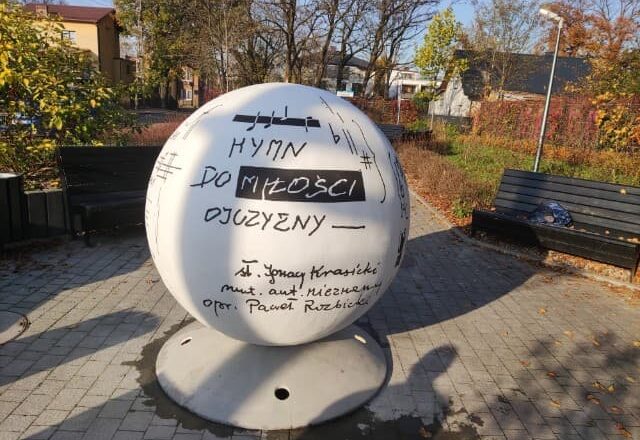 Kula dedykowana śp. Pawłowi Rozbickiemu, założycielowi i wieloletniemu dyrektorowi Prywatnej Szkoły Muzycznej I i II stopnia w Wołominie