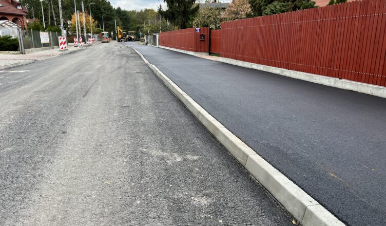 Zielonka - trwa asfaltowanie ulicy Pustelnickiej