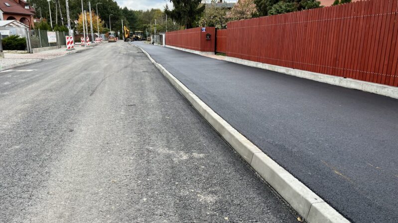 Zielonka - trwa asfaltowanie ulicy Pustelnickiej