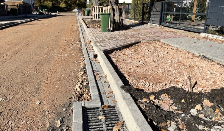 Zielonka - ulica Januszewicza z nowymi chodnikami