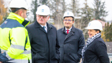Zastępca Dyrektora Muzeum Niepodległości w Warszawie Tomasz Jagodziński odwiedził plac budowy Muzeum Bitwy Warszawskiej w Radzyminie