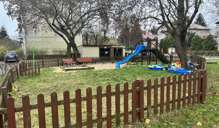 Zielonka - plac zabaw przy ulicy Dąbrowskiego przechodzi zmianę