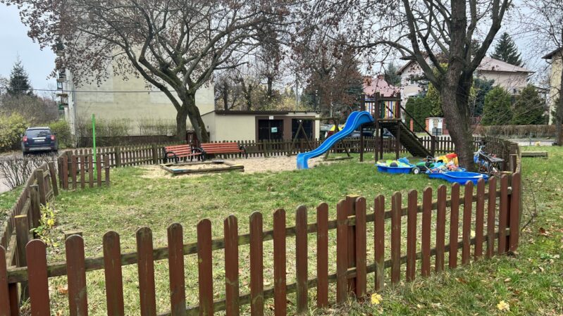 Zielonka - plac zabaw przy ulicy Dąbrowskiego przechodzi zmianę