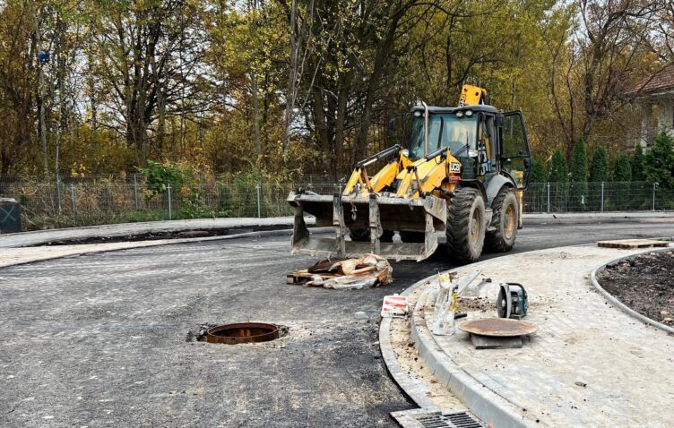 Zielonka - nowy asfalt na ulicy Januszewicza