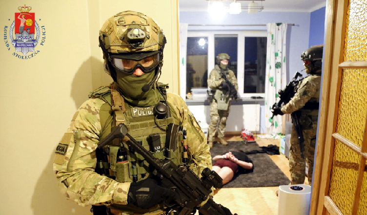 Warszawa Policja rozbiła grupę, która mogła wprowadzić do obrotu nawet 390 kilogramów amfetaminy