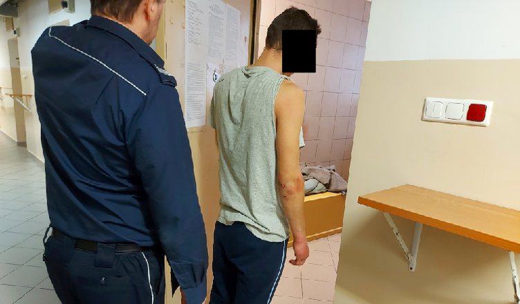 Znęcał się nad matką i siostrą oraz zaatakował lekarza - trafił do aresztu