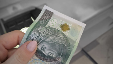 Pieniądze znalezione w bankomacie trafiły do właścicielki