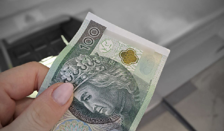 Pieniądze znalezione w bankomacie trafiły do właścicielki