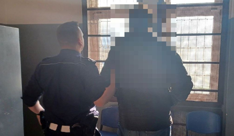 Po pijaku wsiadł do ciężarówki. Swoją podróż zakończył na znaku