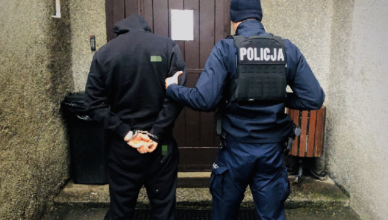 Spanikował na widok policji i został przeszukany. Miał przy sobie mefedron