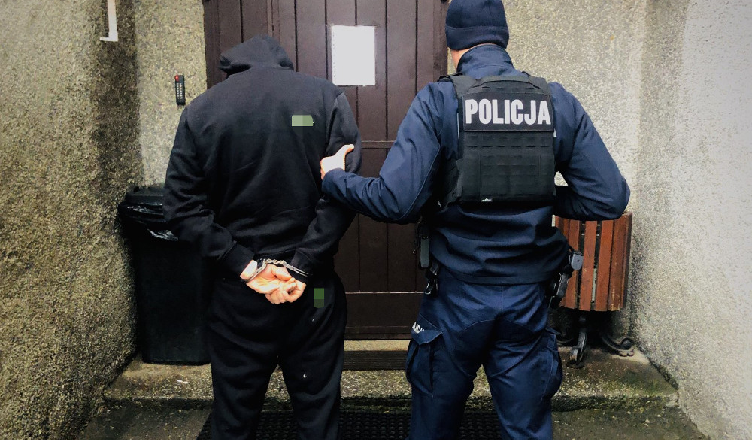 Spanikował na widok policji i został przeszukany. Miał przy sobie mefedron