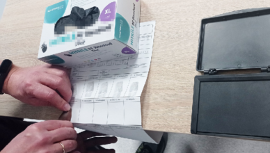 Świadczył usługi przewozu osób mimo zakazu kierowania pojazdami. W aucie miał narkotyki