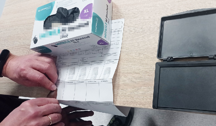 Świadczył usługi przewozu osób mimo zakazu kierowania pojazdami. W aucie miał narkotyki