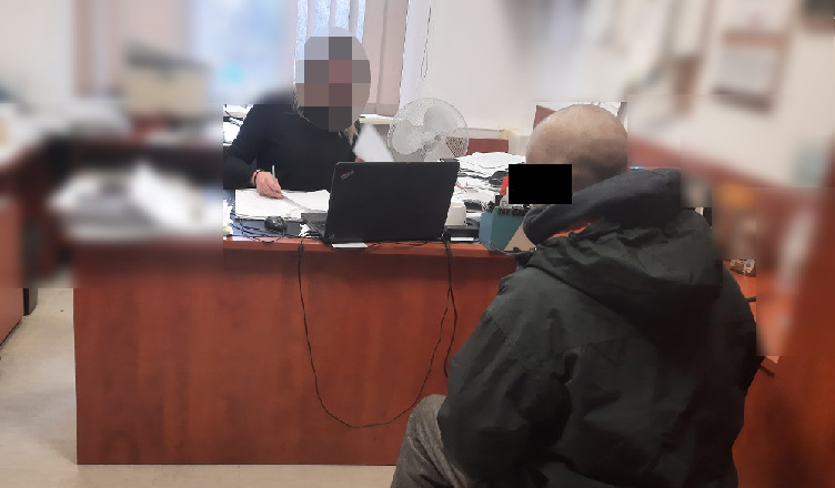 Okradł otwarte samochody, już usłyszał zarzuty