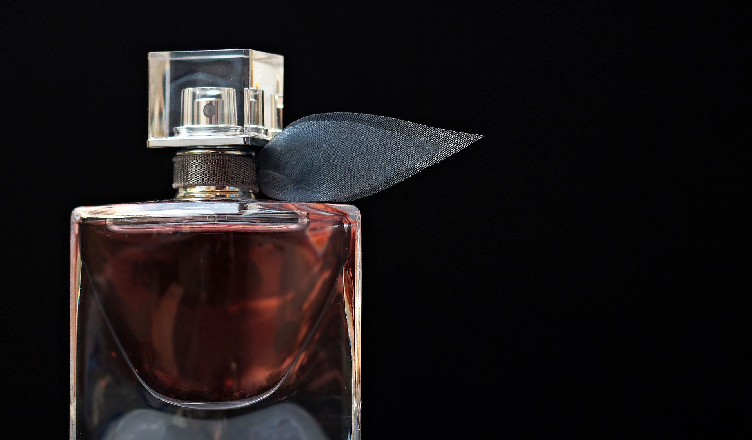 Miała posprzątać mieszkanie, a "sprzątnęła" też biżuterię i markowe perfumy