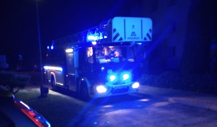 Podczas gdy był na spacerze, sąsiedzi wezwali straż pożarną do jego mieszkania