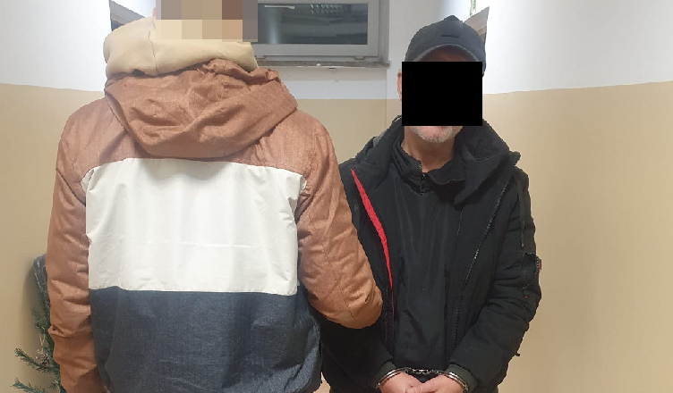 Przebili oponę, ukradli pieniądze i dokumenty - policja zatrzymała ich w trakcie ucieczki