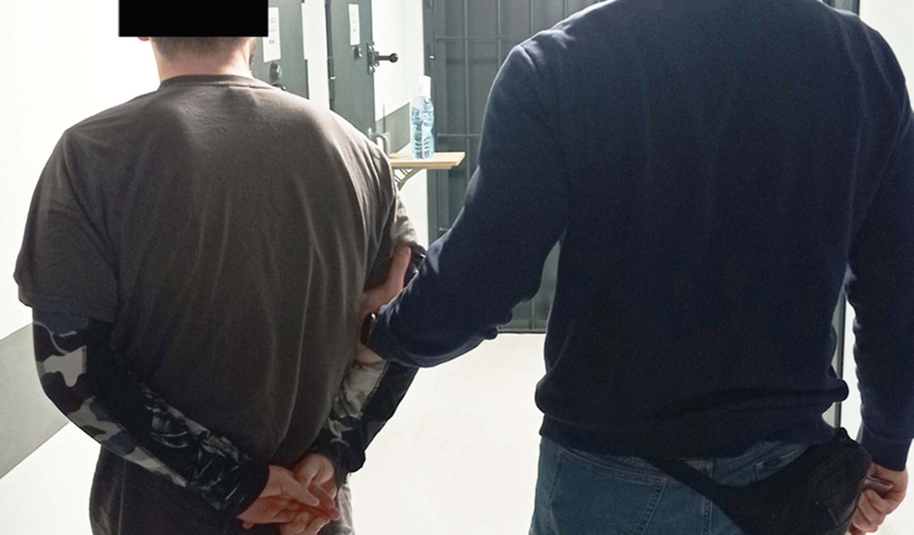 Uderzył pracownika sklepu w twarz i zabrał pieniądze. Teraz grozi mu do 12 lat więzienia