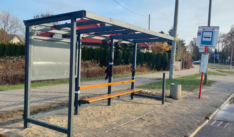 Nowe wiaty przystankowe w Markach
