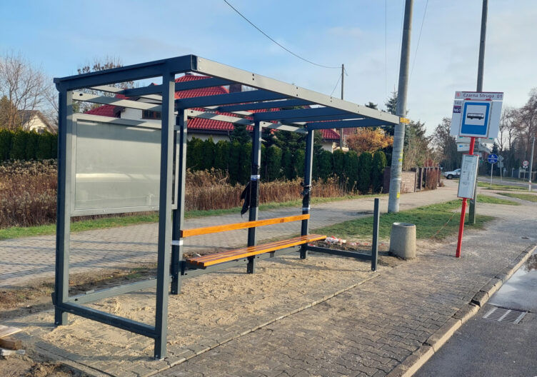 Nowe wiaty przystankowe w Markach