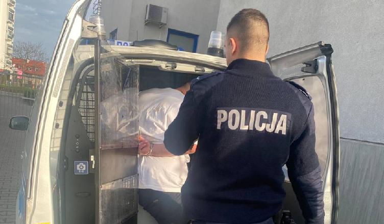 Zniszczył drzwi i naruszył mir domowy, był pijany i miał przy sobie kokainę