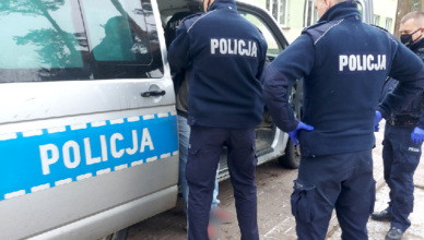 Ukradł samochód i w trakcie ucieczki wpadł nim do rowu. W trakcie zatrzymania zaatakował policjantów