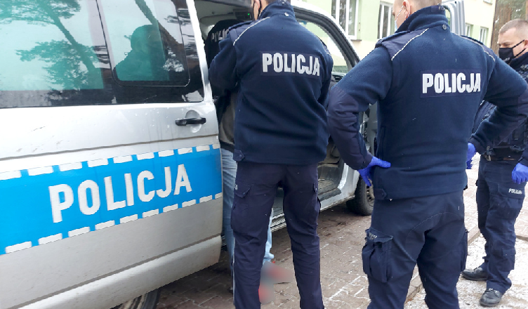 Ukradł samochód i w trakcie ucieczki wpadł nim do rowu. W trakcie zatrzymania zaatakował policjantów