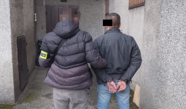 Odbywał karę i uciekł z miejsca pracy. Śledczy wytropili go pod Mławą