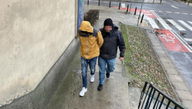 W samej bieliźnie ukrywał się przed policjantami na balkonie