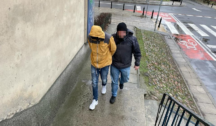 W samej bieliźnie ukrywał się przed policjantami na balkonie