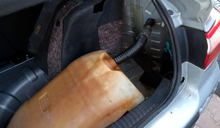 Specjalnie przerobili auto do kradzieży paliwa, wpadli na gorącym uczynku