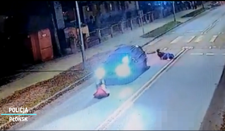 Piesi potrąceni przez samochód osobowy. Niebezpieczna sytuacja na "zebrze"