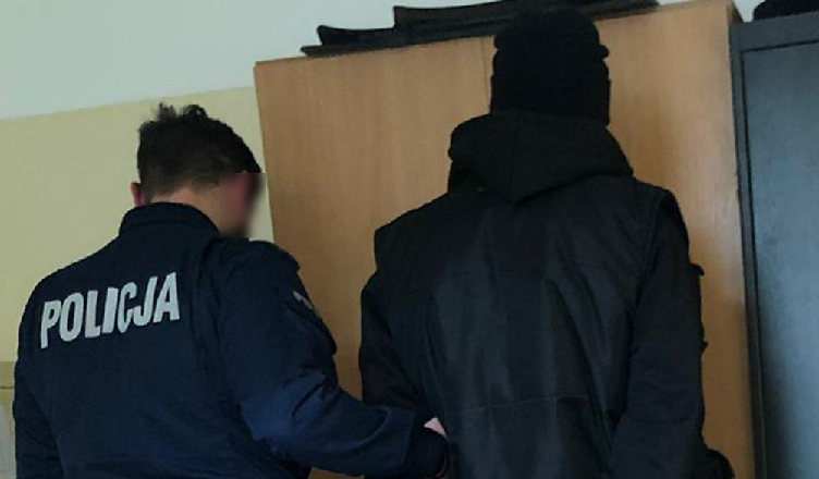Policjanci zatrzymali go gdy próbował ukryć narkotyki w kratce wentylacyjnej